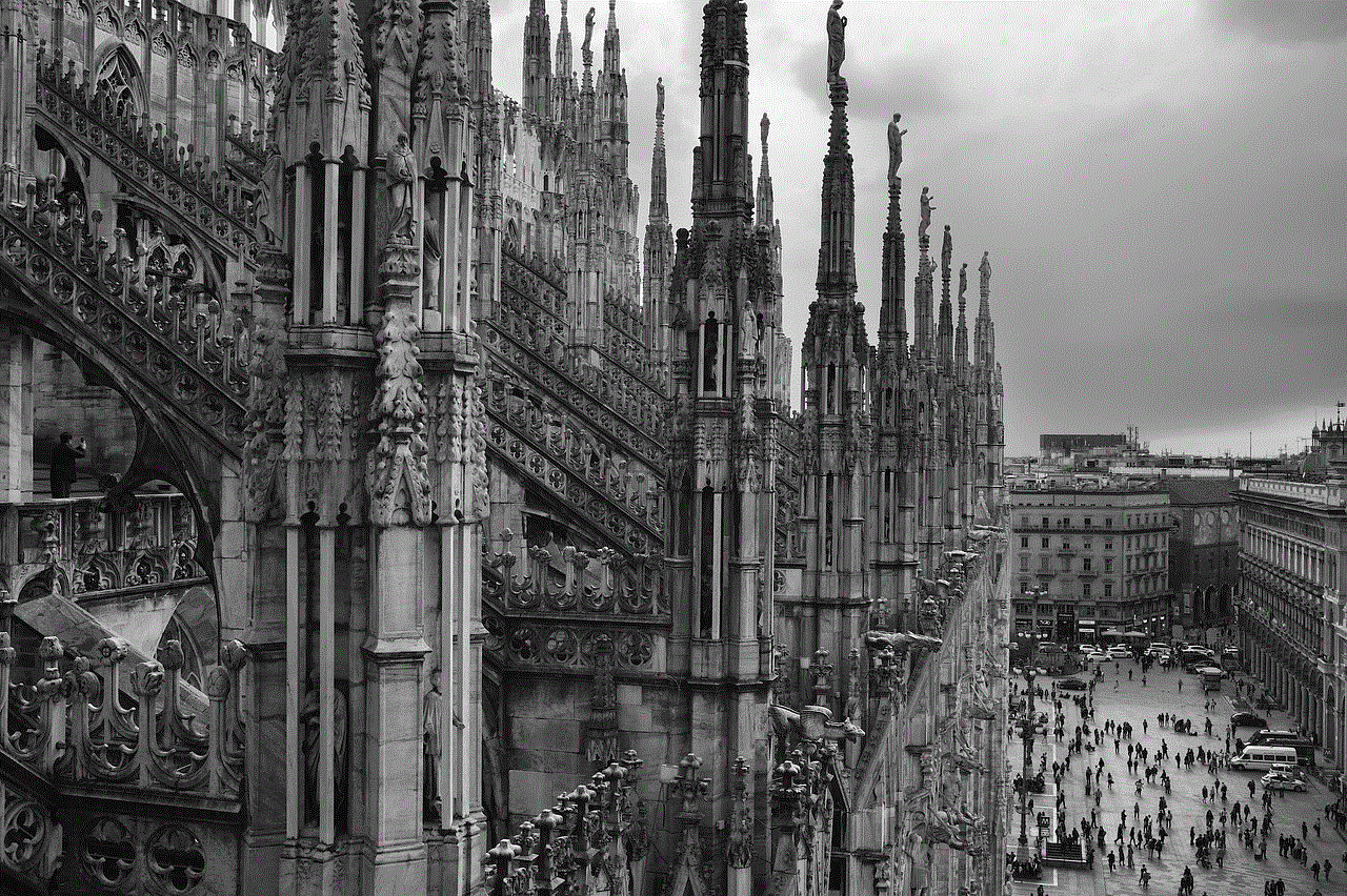 Duomo Di Milano Minaret