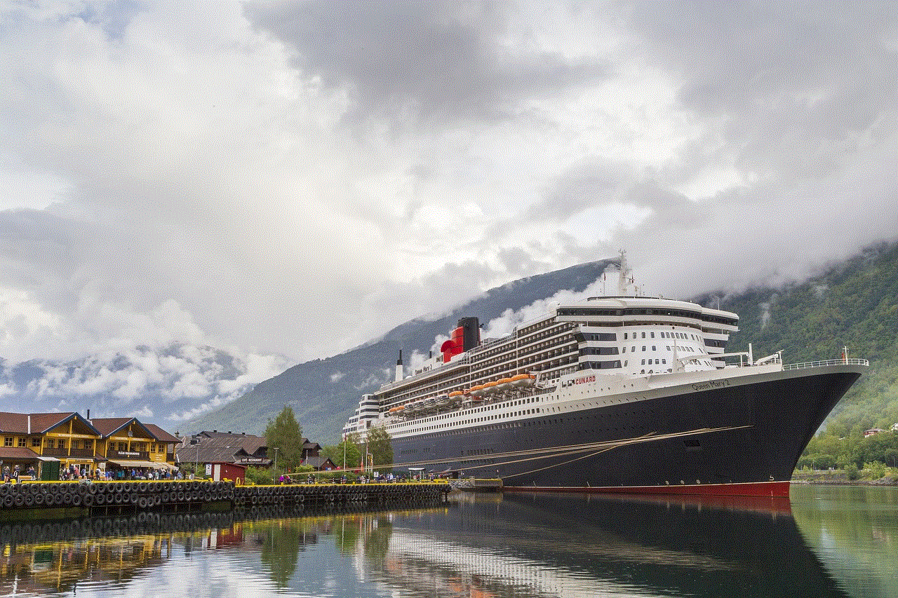 Ocean Liner Queen Mary 2